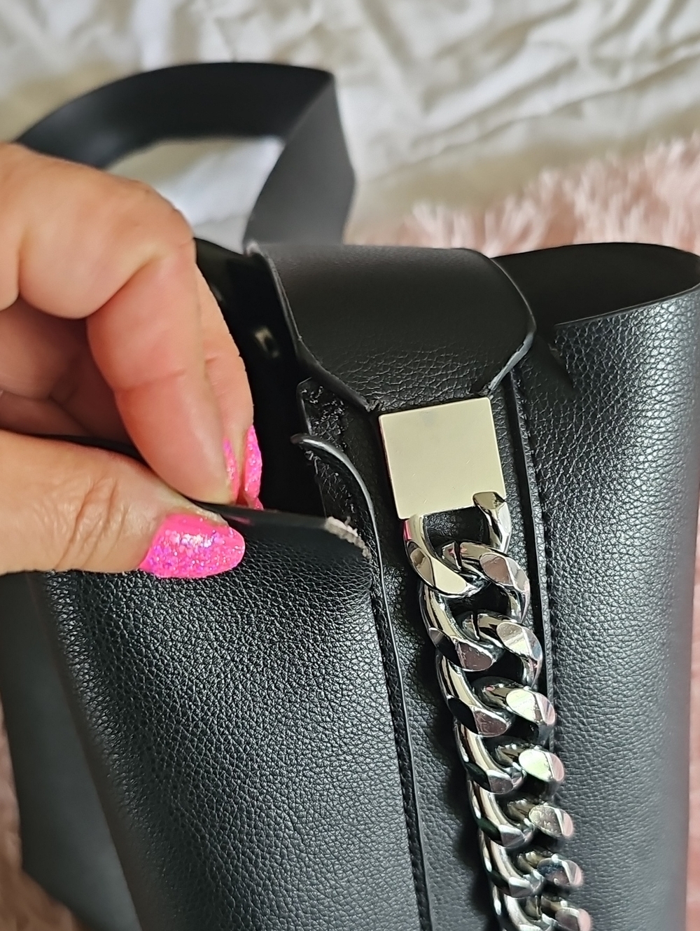 Sleek Black Leather Crossbody Bag with Silver Chain Accent - Picture 4 of 8